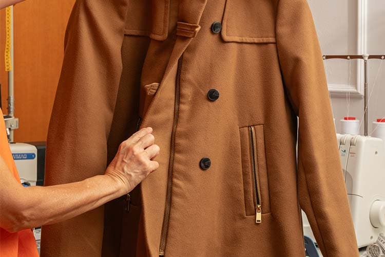 fotografía de Ajustes de chaquetas y abrigos  hecho por Jardinería Gartalia en Valencia