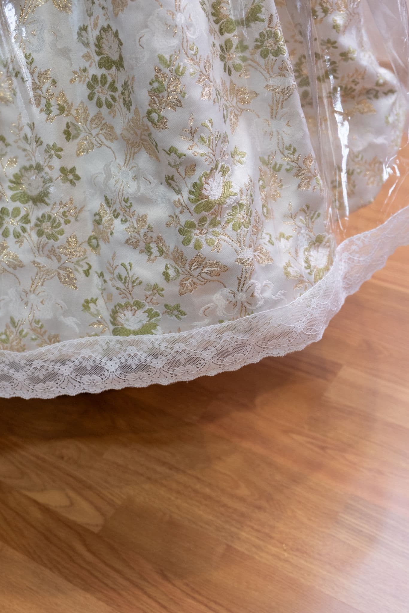 Detalle de la puntilla y acabado del cubrefaldas
